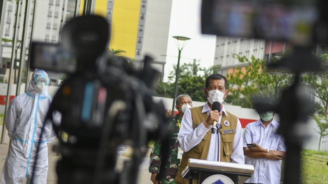 Ketua Satgas Penanganan COVID-19 sekaligus Kepala BNPB Letjen TNI Doni Monardo memberikan keterangan pers di Rumah Sakit Darurat COVID-19 Wisma Atlet Kemayoran di Jakarta, Minggu (15/11/2020).
