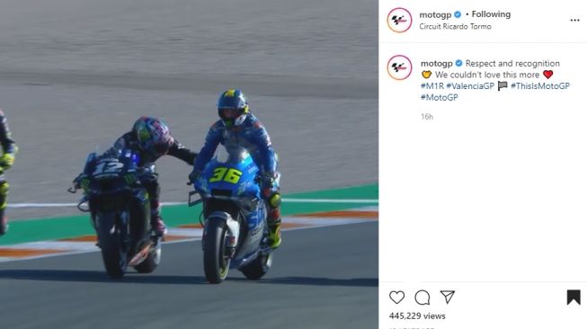 Maverick Vinales mengelus-elus motor Suzuki Joan Mir. (Instagram/@motogp)