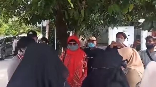 Rumah Nikita Mirzani digeruduk perempuan bercadar (Youtube Benteng Aqidah)