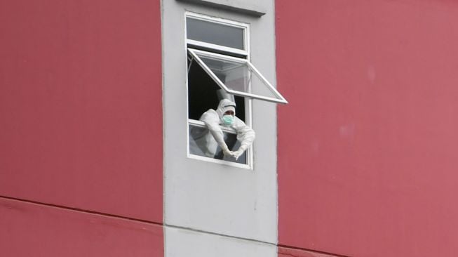 Petugas tenaga kesehatan beraktivitas di Rumah Sakit Darurat COVID-19 Wisma Atlet Kemayoran di Jakarta, Minggu (15/11/2020). [ANTARA FOTO/Galih Pradipta]
