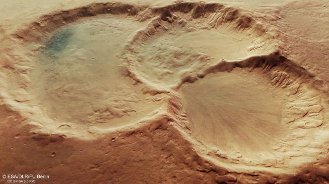 Kawah misterius di Mars. [Esa.Int]