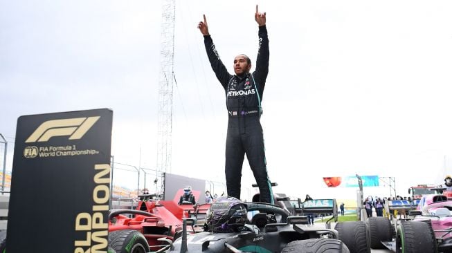 Pebalap Mercedes Lewis Hamilton usai memenangi balapan F1 Grand Prix Turki di Istanbul, Minggu (15/11/2020). Clive Mason / POOL / AFP