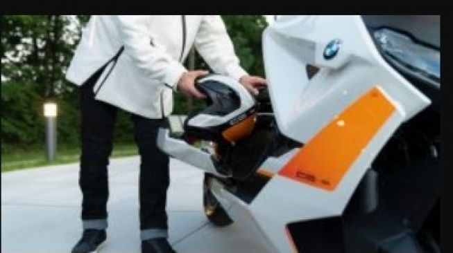 Tempat menaruh helm pada motor baru BMW (Carscoops)