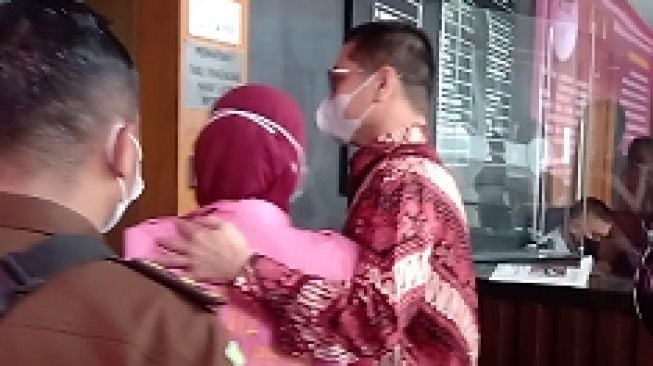 Berurai Air Mata Beri Kesaksian, Suami Pinangki Peluk Istrinya Usai Sidang