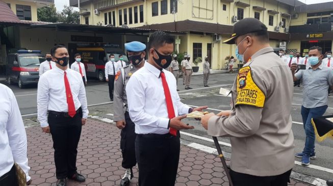 Terbukti Telantarkan Istri Dan Keluarga, Dua Anggota Brimob Polda Malut Kena Pecat