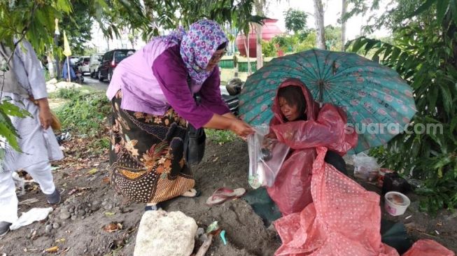 Bagikan Nasi Gratis, Katumadupai Temukan ODGJ Tinggal di Bawah Pohon