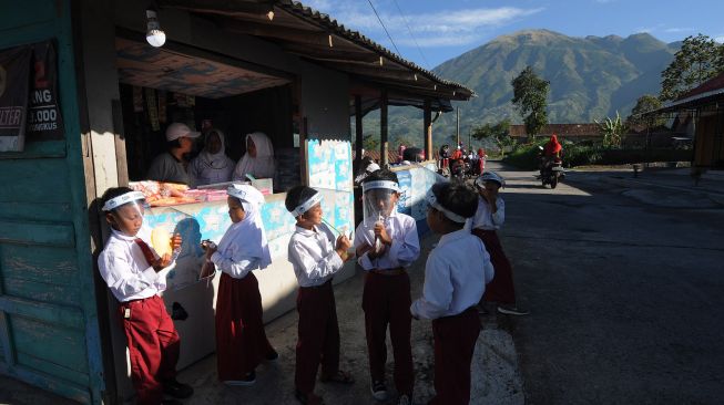 Sejumlah siswa SD Negeri 2 Tlogolele membeli makanan saat istirahat di Tlogolele, Selo, Boyolali, Jawa Tengah, Senin (16/11/2020).  [ANTARA FOTO/Aloysius Jarot Nugroho]