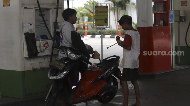 Pengendara sepeda motor mengisi bahan bakar minyak (BBM) Pertalite di SPBU Cikini Raya, Jakarta, Senin (16/11/2020). [Suara.com/Angga Budhiyanto]