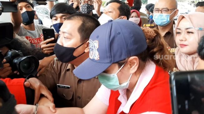 Catherine Wilson hendak dibawa ke Rutan Cilodong dari Kejaksaan Negeri Depok [Suara.com/Herwanto]