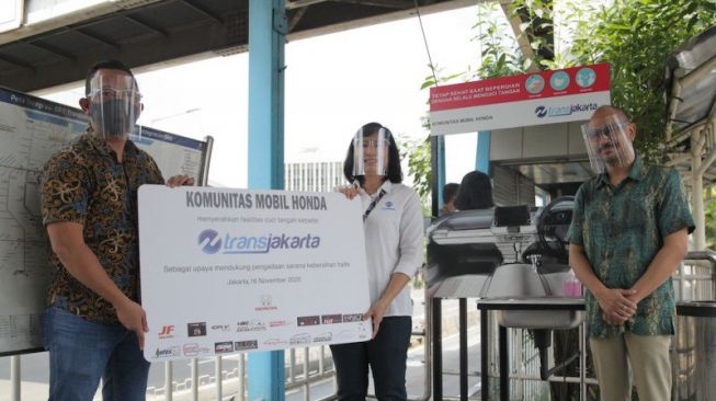 Komunitas Mobil Honda secara simbolis menyerahkan fasilitas cuci tangan di halte TransJakarta [ANTARA/Istimewa].