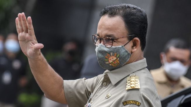 Gubernur DKI Jakarta Anies Baswedan memberikan keterangan kepada wartawan saat tiba di Mapolda Metro Jaya, Jakarta, Selasa (17/11/2020). [ANTARA FOTO/Hafidz Mubarak]