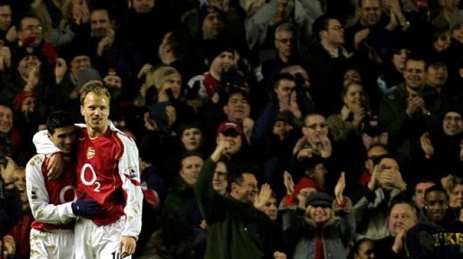 Dennis Bergkamp (kanan) rayakan gol bersama Jose Antonio Reyes di laga Arsenal vs Crystal Palace pada tahun 2005. [AFP]