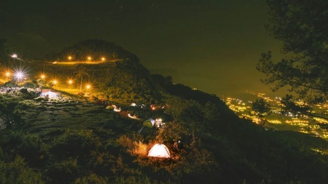 Pemandangan kebun bawang di Kecamatan Anggeraja, Kabupaten Enrekang saat malam hari / [Foto: Instagram addas_kadir ]