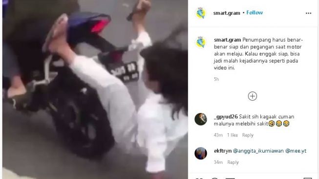 Video cewek Jatuh dari motor. (Instagram/@smart.gram)