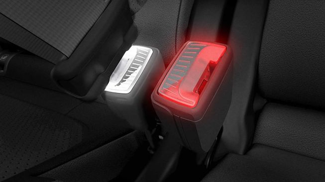 Fitur Simply Clever yang dipatenkan Skoda, yaitu seatbelt atau sabuk pengaman dilengkapi indikator [Skoda via Motor1].