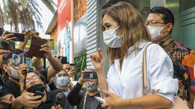 Artis Gisella Anastasia saat ditemui awak media usai menjalani pemeriksaan terkait kasus video asusila mirip dirinya di Polda Metro Jaya, Jakarta Selatan, Selasa (17/11). [Suara.com/Alfian Winanto]