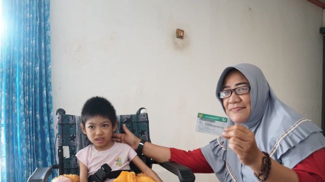 Seorang Nenek bersama Cucunya Terbantu dengan Adanya Program JKN-KIS