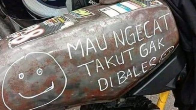 Tangki motor dengan tulisan kocak. (Facebook)