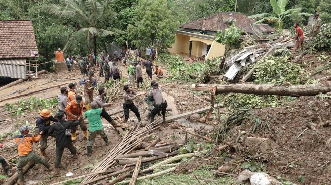 Sejumlah petugas dan relawan dibantu oleh warga, melakukan proses pencarian korban longsor di Desa Banjarpanepen, Sumpiuh, Banyumas, Jateng, Selasa (17/11/2020). [ANTARA FOTO/Idhad Zakaria]