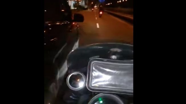 Ojol disuruh olahraga tengah malem dengan mendorong mobil (Facebook)