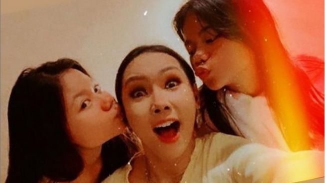 Kalina Oktarani bersama dua putri Vicky Prasetyo: Mano dan Cinta. [Instagram]