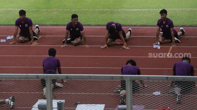 Sejumlah pemain Timnas U-19 menjalani latihan di Stadion Madya, Jakarta, Selasa (17/11/2020). [Suara.com/Angga Budhiyanto]