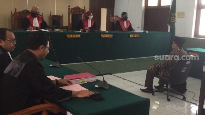 Jalani Sidang Perdana, Wakil Ketua DPRD Kota Tegal Tampil Tanpa Pengacara