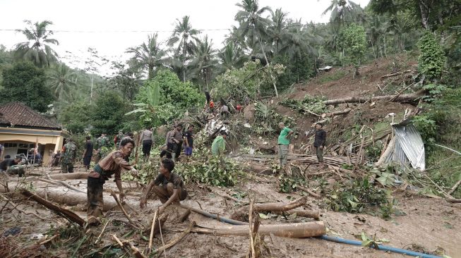 Sejumlah petugas dan relawan dibantu oleh warga, melakukan proses pencarian korban longsor di Desa Banjarpanepen, Sumpiuh, Banyumas, Jateng, Selasa (17/11/2020). [ANTARA FOTO/Idhad Zakaria]