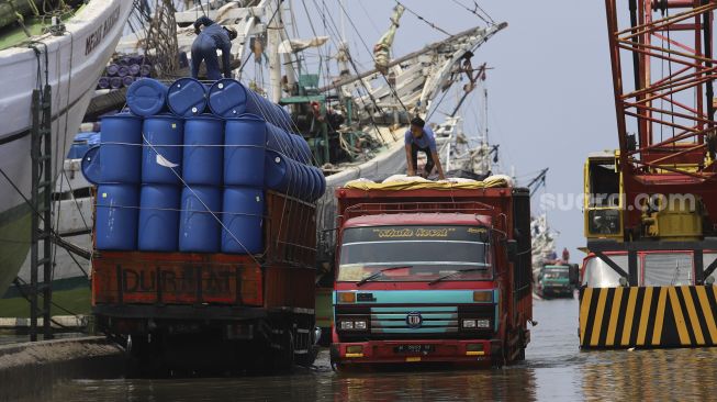 Kendaraan melintasi banjir rob yang menggenangi kawasan Sunda Kelapa, Jakarta, Selasa (17/11/2020). [Suara.com/Angga Budhiyanto]