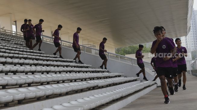 Sejumlah pemain Timnas U-19 menjalani latihan di Stadion Madya, Jakarta, Selasa (17/11/2020). [Suara.com/Angga Budhiyanto]