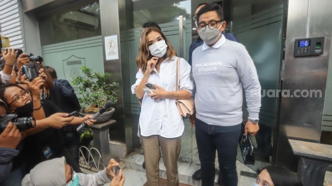 Artis Gisella Anastasia usai diperiksa terkait kasus video asusila mirip dirinya di Polda Metro Jaya, Jakarta Selatan, Selasa (17/11). [Suara.com/Alfian Winanto]