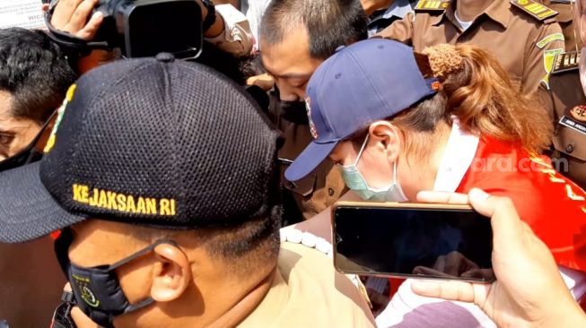 Catherine Wilson hendak dibawa ke Rutan Cilodong dari Kejaksaan Negeri Depok [Suara.com/Herwanto]