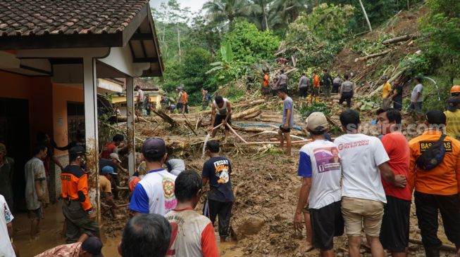 Lagi Enak-enak Tidur, Satu Keluarga Tertimbun Longsor