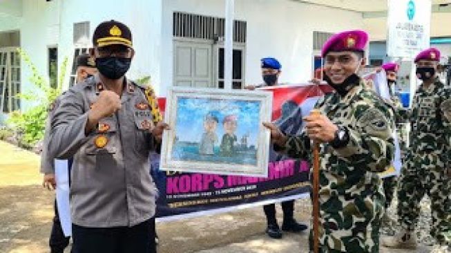 Hari Jadi Marinir ke-75, Polres Mempawah Hadiahkan Karikatur