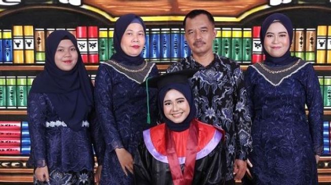 Viral Kisah Haru Mahasiswi, Hadirkan Ibu yang Telah Tiada di Foto Wisudanya