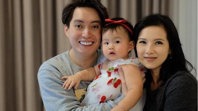 Edric Tjandra dan Venny Chandra bersama putrinya, Abigail Tjandra. [Instagram]