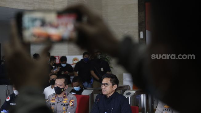 Direktur Dittipid Narkoba Brigjen Pol Krisno Siregar (kanan) didampingi Karo Penmas Divisi Humas Polri Brigjen Awi Setiyono (kiri) memberikan keterangan kepada wartawan saat pengungkapan kasus peredaran gelap narkotika di Bareskrim Mabes Polri, Jakarta, Rabu (18/11/2020). [Suara.com/Angga Budhiyanto]