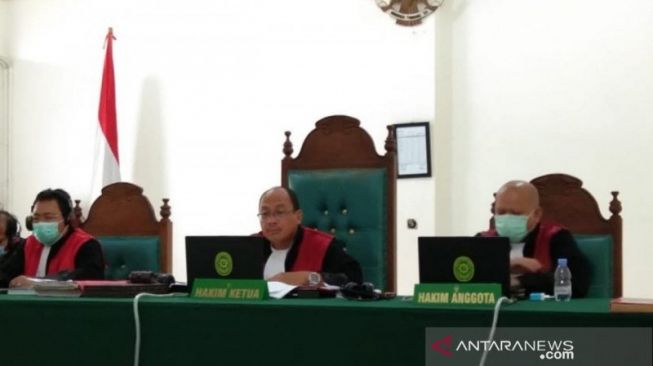 Majelis hakim dalam sidang virtual kurir narkoba 12.528 ekstasi di Palembang [ANTARA]