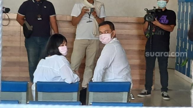 Vanessa Angel bersama suami, Bibi Ardiansyah. Vanessa mendatangi Lapas Pondok Bambu dan bersiap kembali masuk penjara, Rabu (18/11/2020). [Ismail/Suara.com]