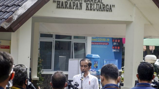 Presiden Joko Widodo memberikan keterangan pers usai meninjau simulasi pemberian vaksinasi COVID-19, di Puskesmas Tanah Sareal, Kota Bogor, Jawa Barat, Rabu (18/11/2020). [ANTARA FOTO/Yulius Satria Wijaya]