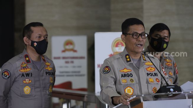 Kepala Divisi Humas Mabes Polri Irjen Argo Yuwono (tengah) memberikan keterangan kepada awak media di Gedung Bareskrim, Jakarta, Rabu (18/11/2020). [Suara.com/Angga Budhiyanto]