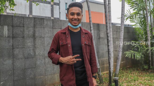 Pedangdut Gunawan LIDA (Liga Dangdut) berpose didepan kamera saat ditemui di Kawasan Tendean, Jakarta Selatan, Rabu (18/11). [Suara.com/Alfian Winanto]