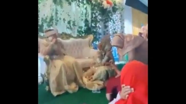 Viral Pria Sedih Berat Ditinggal Nikah, Sampai Ambruk di Pelaminan