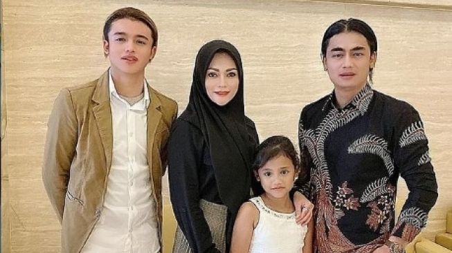 Foto Keluarga Charly Van Houten - Beranjak Remaja Ini 10 Potret Menawan