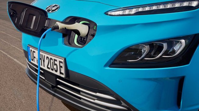Proses recharging baterai mobil murni tenaga listrik Hyundai Kona Electric 2021 [Motor1].