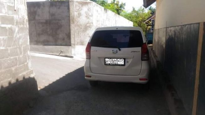 Mobil parkir sembarangan jadi sorotan (Facebook)