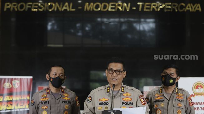 Kepala Divisi Humas Mabes Polri Irjen Argo Yuwono (tengah) memberikan keterangan kepada awak media di Gedung Bareskrim, Jakarta, Rabu (18/11/2020). [Suara.com/Angga Budhiyanto]