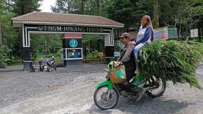 Pengendara sepeda motor melintasi gerbang Taman Nasional Gunung Merapi Jurang Jero yang ditutup sementara di Ngargosoko, Srumbung, Magelang, Jateng, Rabu (18/11/2020).  [ANTARA FOTO/Anis Efizudin]