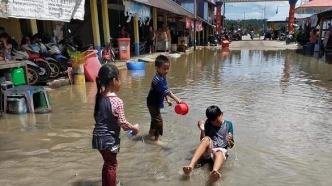 Banjir Rob Jadi Ajang Bermain Gratis Anakanak di Karimun  Suarabatam.id