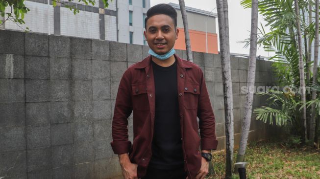 Pedangdut Gunawan LIDA (Liga Dangdut) berpose  saat ditemui di Kawasan Tendean, Jakarta Selatan, Rabu (18/11). [Suara.com/Alfian Winanto]